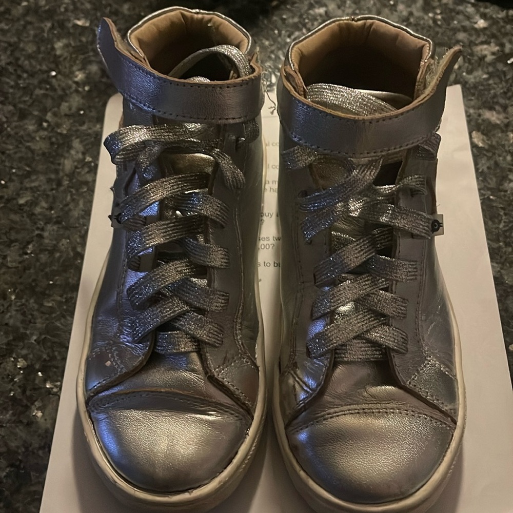 Silver girls Converse Hi Tops ~ sparkley silver laces!! Clean, take a look!